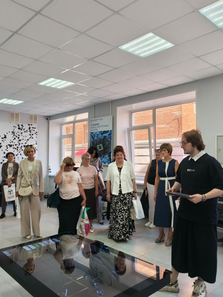 Перед началом программы участники посетили экскурсию по университету и познакомились с его образовательными площадками. Фото 5