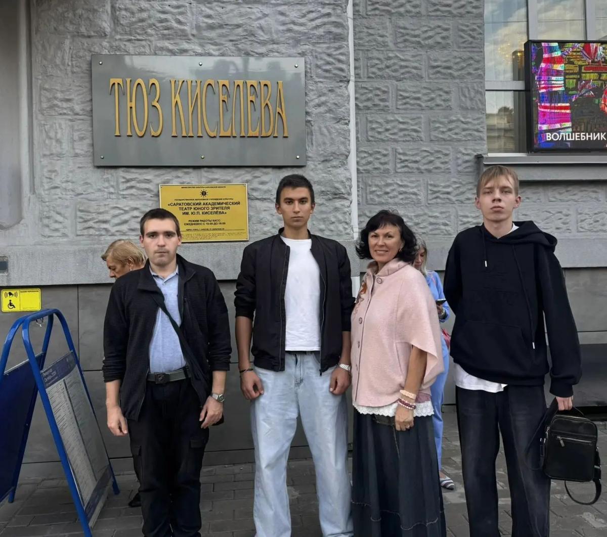 Поход в ТЮЗ на спектакль 