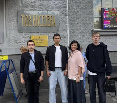 Поход в ТЮЗ на спектакль "БОГАТЫЕ НЕВЕСТЫ"