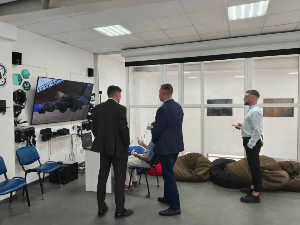 Центр VR/AR и агроробототехники Вавиловского университета посетила делегация ООО «АСТОН Крахмало-Продукты» — одного из крупнейших российских предприятий в сфере глубокой переработки зерна. Компания специализируется на производстве кукурузного крахмал Фото 1