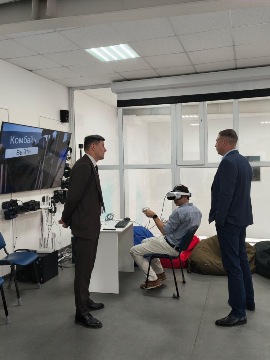 Центр VR/AR и агроробототехники Вавиловского университета посетила делегация ООО «АСТОН Крахмало-Продукты» — одного из крупнейших российских предприятий в сфере глубокой переработки зерна. Компания специализируется на производстве кукурузного крахмал Фото 2