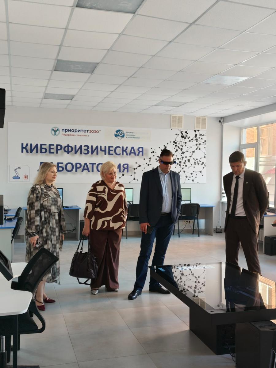 Центр VR/AR и агроробототехники Вавиловского университета посетила делегация ООО «АСТОН Крахмало-Продукты» — одного из крупнейших российских предприятий в сфере глубокой переработки зерна. Компания специализируется на производстве кукурузного крахмал Фото 3