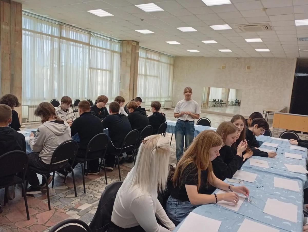 Связь поколений: студенты Марксовского филиала погрузились в народную культуру на мастер-классе «Диалог с традицией» Фото 3