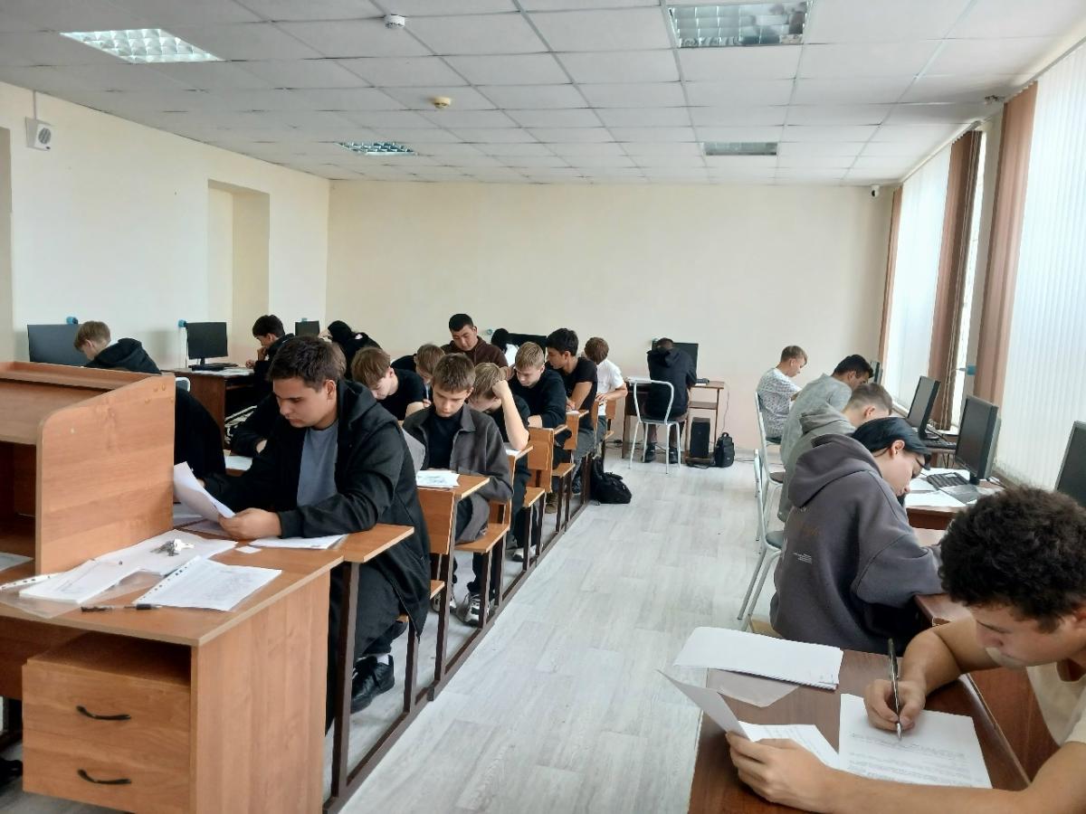 Студенты 1‑го курса приступили к ВПР по истории.
