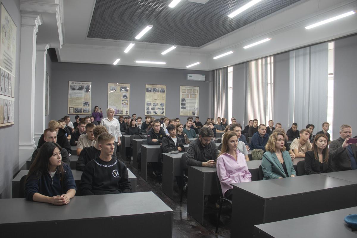 «СВОй путь»: В Вавиловском университете студенты встретились с героем спецоперации Фото 1 «СВОй путь»: В Вавиловском университете студенты встретились с героем спецоперации Фото 1