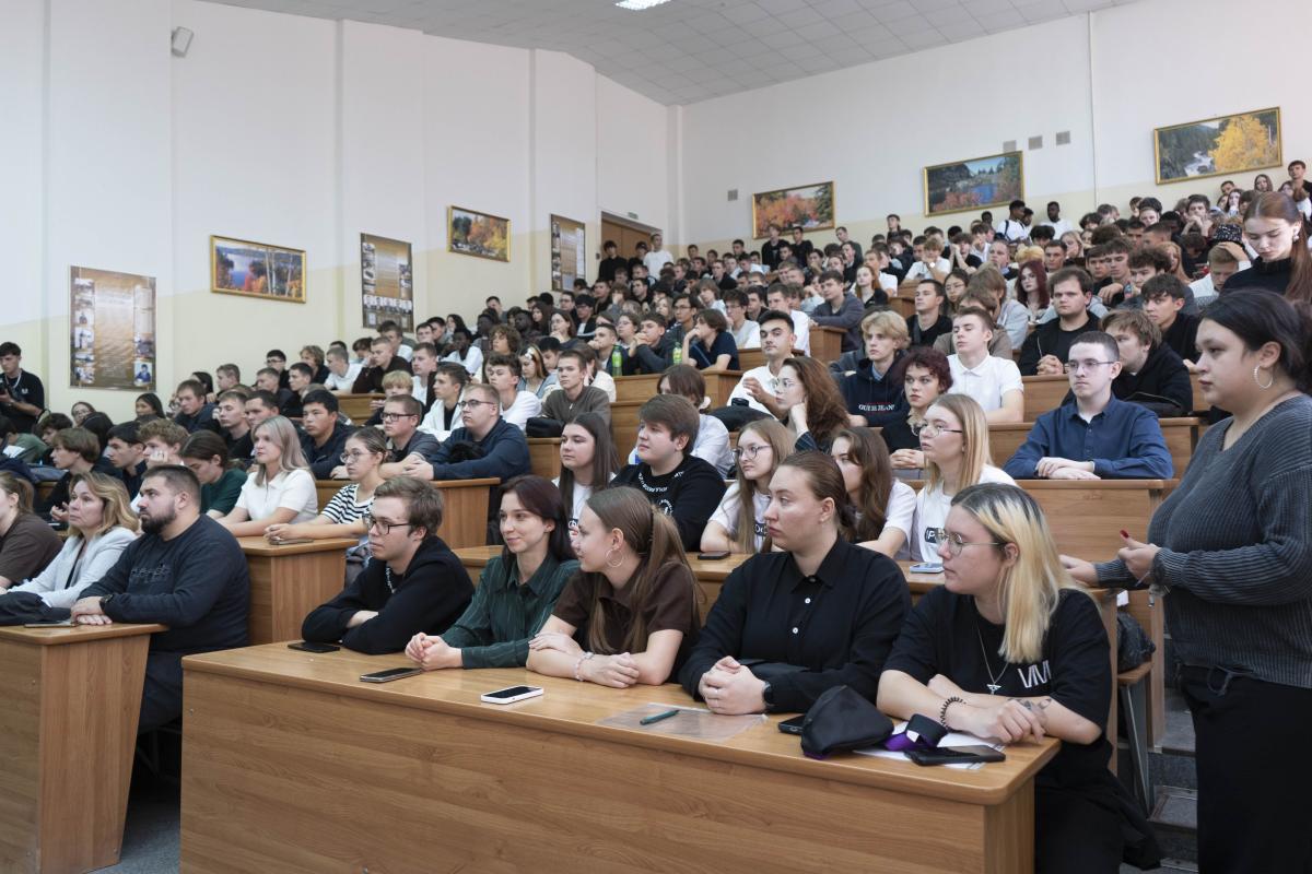 Первокурсники пяти институтов познакомились с внеучебной жизнью университета Фото 3