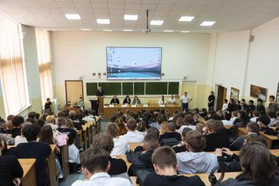Первокурсники пяти институтов познакомились с внеучебной жизнью университета