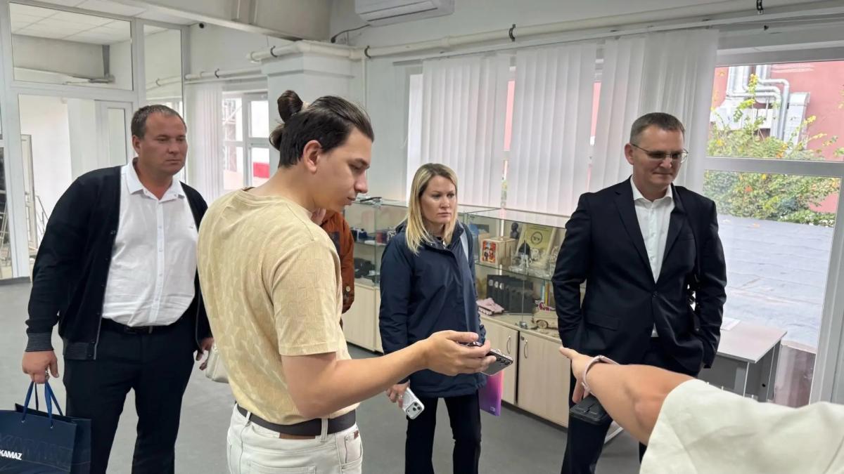 Состоялась рабочая встреча с представителями АО «Цифровой завод раздаточных коробок» ПАО «КАМАЗ» Фото 2 Состоялась рабочая встреча с представителями АО «Цифровой завод раздаточных коробок» ПАО «КАМАЗ» Фото 2