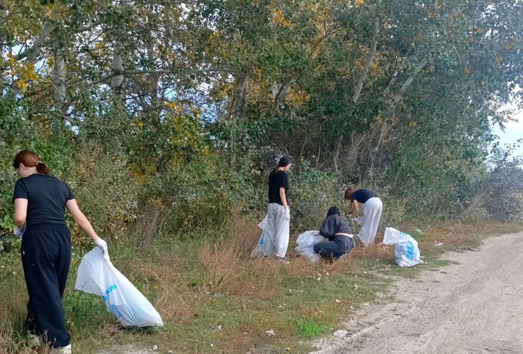 Волонтёры приняли участие во Всероссийской акции «Чистый берег» Фото 2