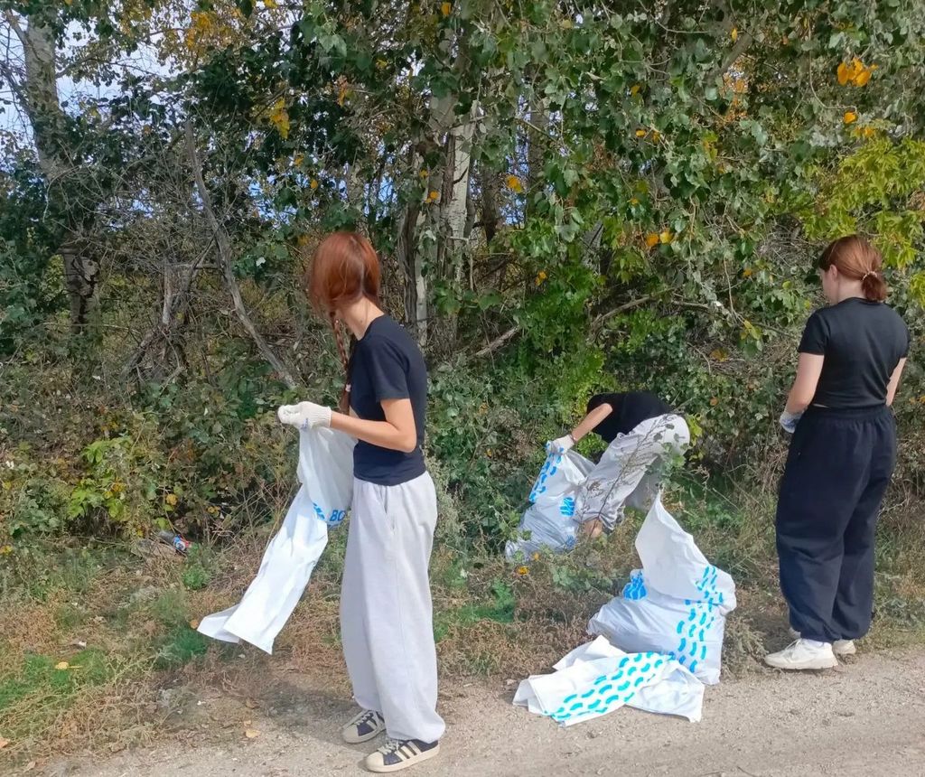 Волонтёры приняли участие во Всероссийской акции «Чистый берег» Фото 3