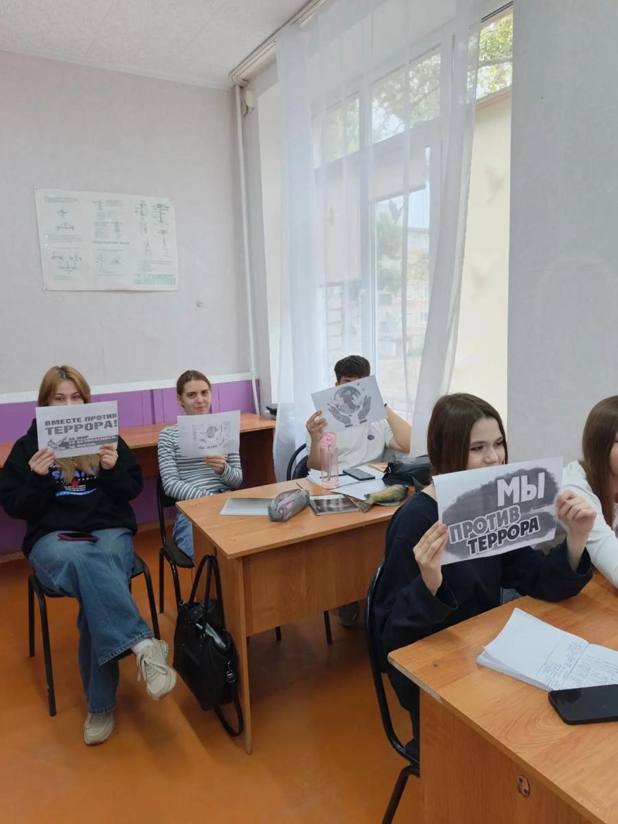 «Мы выбираем мир: классный час против террора в Марксовском филиале» Фото 3 «Мы выбираем мир: классный час против террора в Марксовском филиале» Фото 3