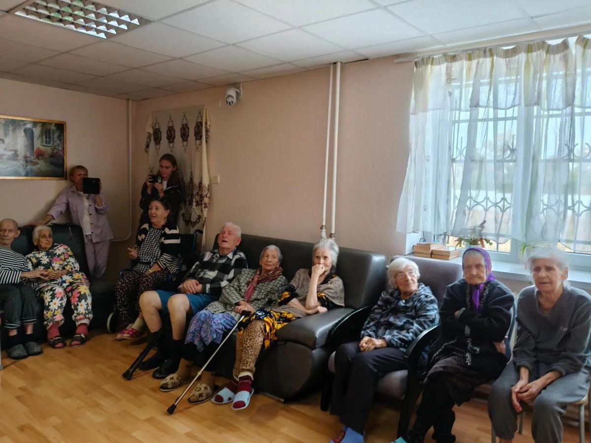 Студенты института биотехнологии поздравили жителей дома «Мирра» с Днём пожилого человека Фото 3 Студенты института биотехнологии поздравили жителей дома «Мирра» с Днём пожилого человека Фото 3