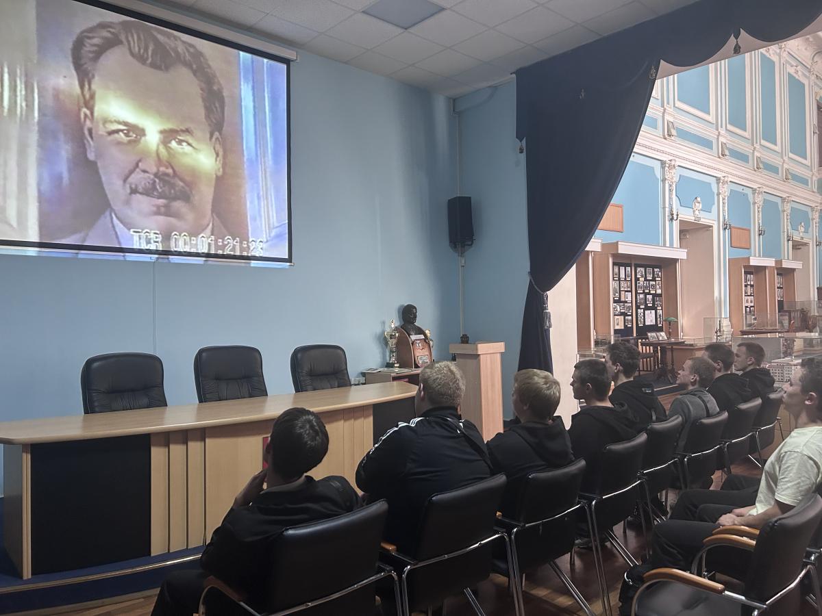 «Связь поколений: первокурсники группы БАИ 101 познакомились с историей Вавиловского университета» Фото 1 «Связь поколений: первокурсники группы БАИ 101 познакомились с историей Вавиловского университета» Фото 1