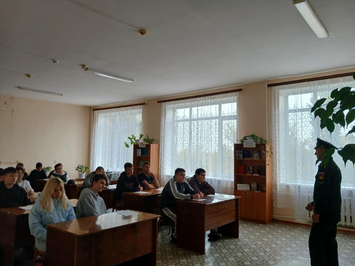 Профориентационная встреча со специалистом СВАКУ: студентам рассказали о пути в артиллерию. Фото 1