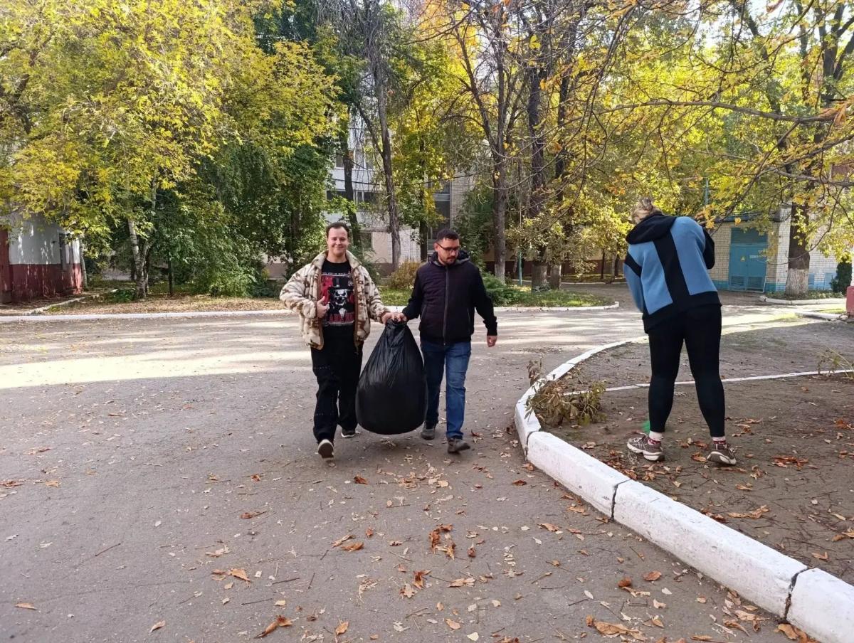 Преподаватели и студенты Института биотехнологии приняли участие в субботнике Фото 3 Преподаватели и студенты Института биотехнологии приняли участие в субботнике Фото 3