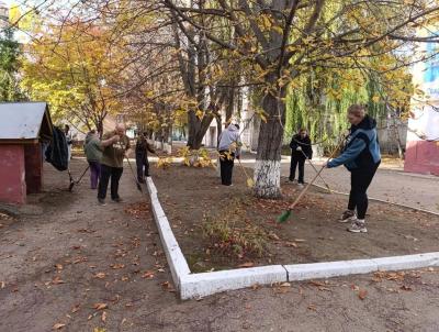 Преподаватели и студенты Института биотехнологии приняли участие в субботнике