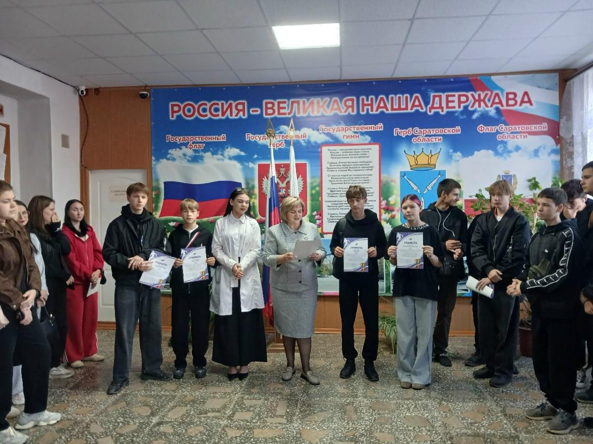 Понедельник в техникуме начался с торжественной линейки и занятия «Разговоры о важном». Фото 3