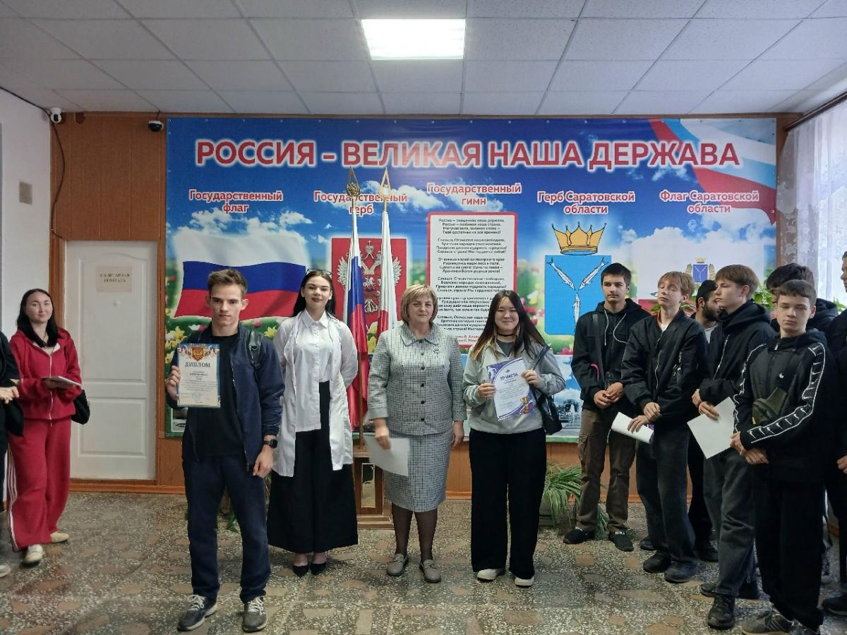 Понедельник в техникуме начался с торжественной линейки и занятия «Разговоры о важном». Фото 4
