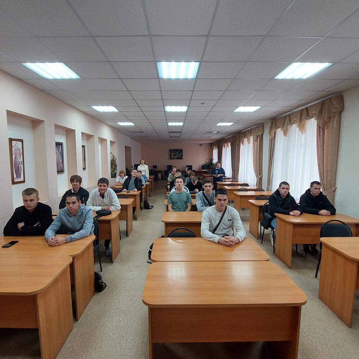 Экскурсия для первокурсников: знакомство с библиотекой и регистрация в ЭБС.