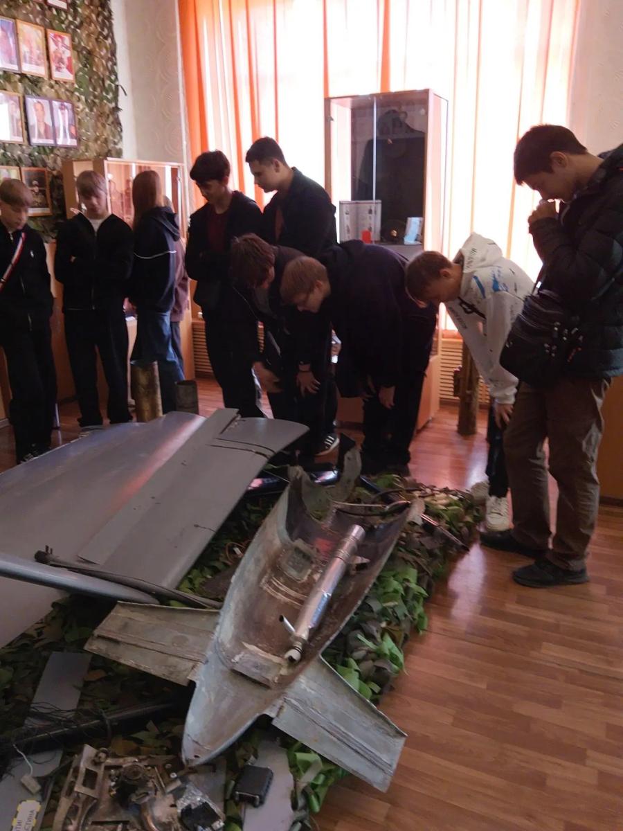 Студенты строительного отделения почтили память героев СВО в Краснокутском музее. Фото 1