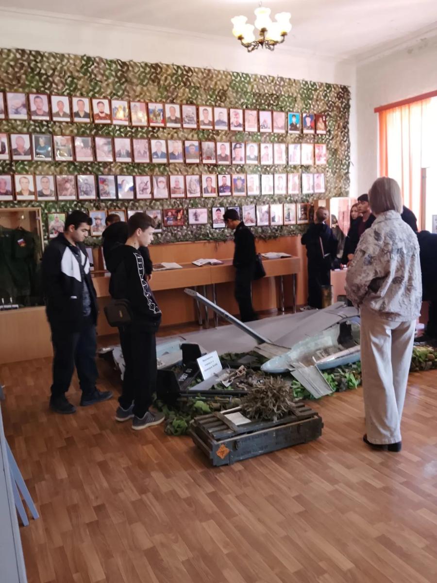 Студенты строительного отделения почтили память героев СВО в Краснокутском музее. Фото 2