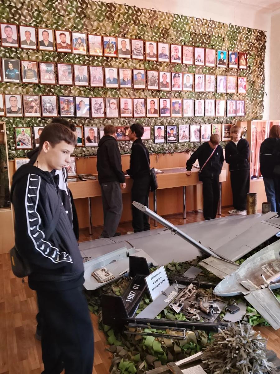 Студенты строительного отделения почтили память героев СВО в Краснокутском музее. Фото 3
