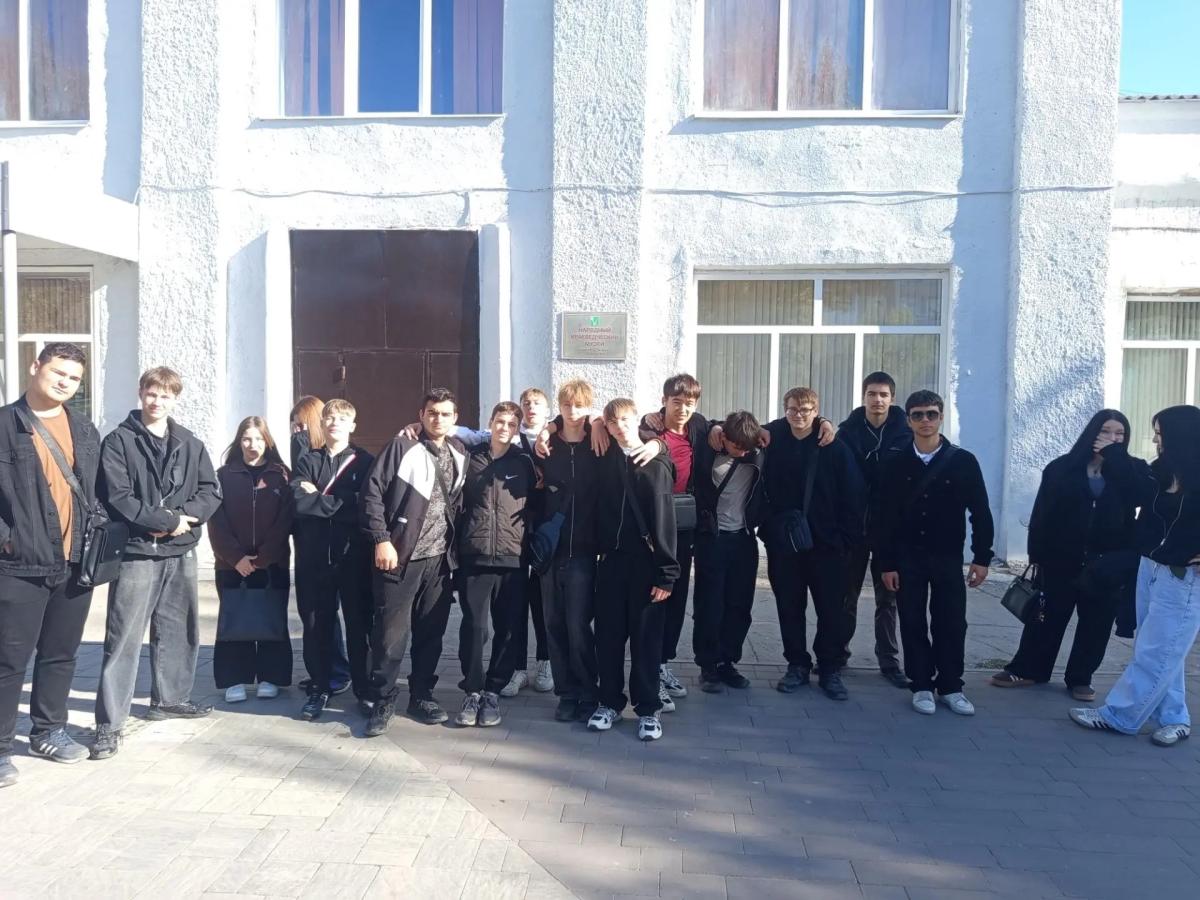 Студенты строительного отделения почтили память героев СВО в Краснокутском музее.