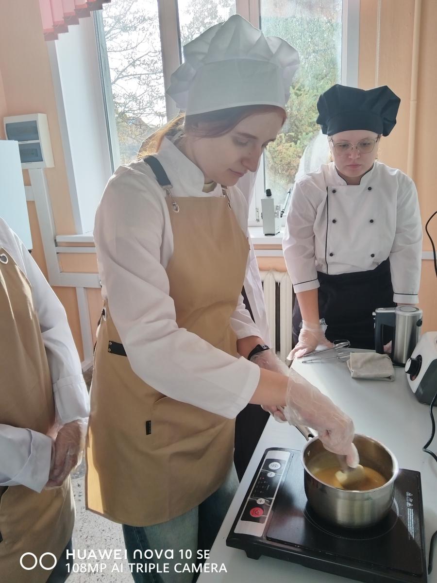От фруктового пюре до готовых сладостей: будущие технологи освоили приготовление зефира и мармелада Фото 1 От фруктового пюре до готовых сладостей: будущие технологи освоили приготовление зефира и мармелада Фото 1