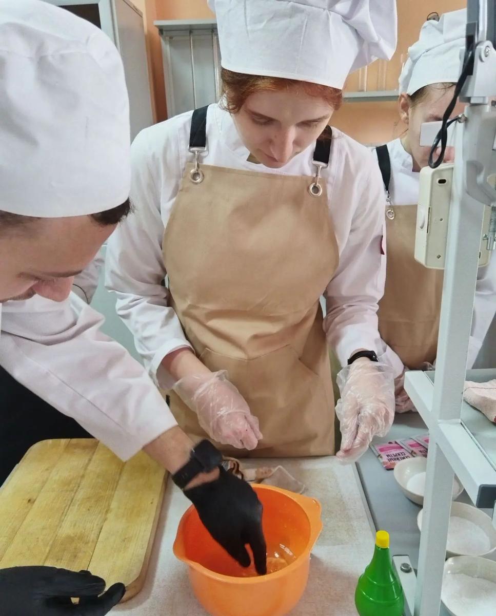 Сладкая наука: будущие технологи освоили приготовление зефира и мармелада Фото 2 Сладкая наука: будущие технологи освоили приготовление зефира и мармелада Фото 2