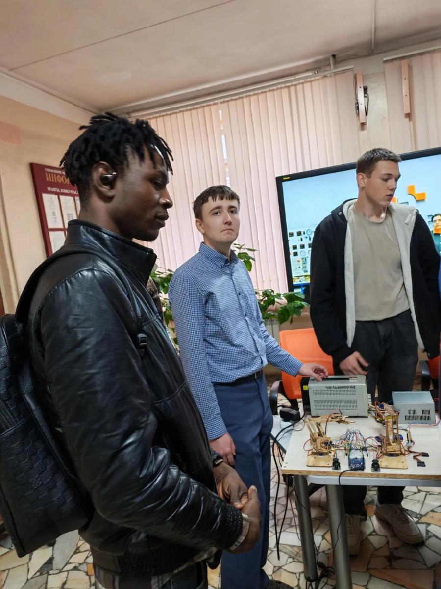 Кафедра «Электрооборудование, энергоснабжение и роботизация» приняла участие в Дне открытых дверей Фото 5 Кафедра «Электрооборудование, энергоснабжение и роботизация» приняла участие в Дне открытых дверей Фото 5