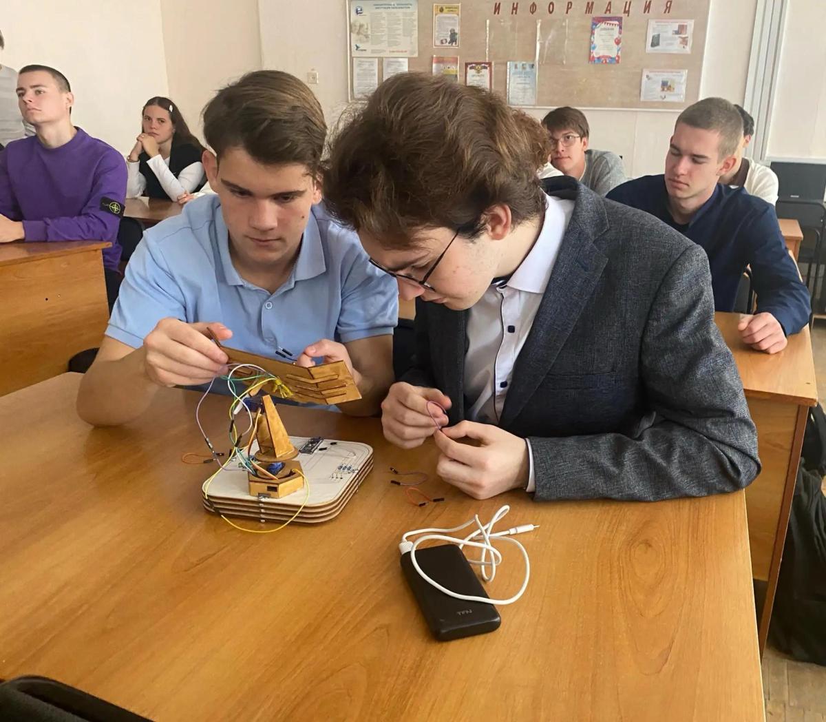 В Петровске прошли плановые занятия для участников «Вавиловских агроклассов» Фото 8 В Петровске прошли плановые занятия для участников «Вавиловских агроклассов» Фото 8