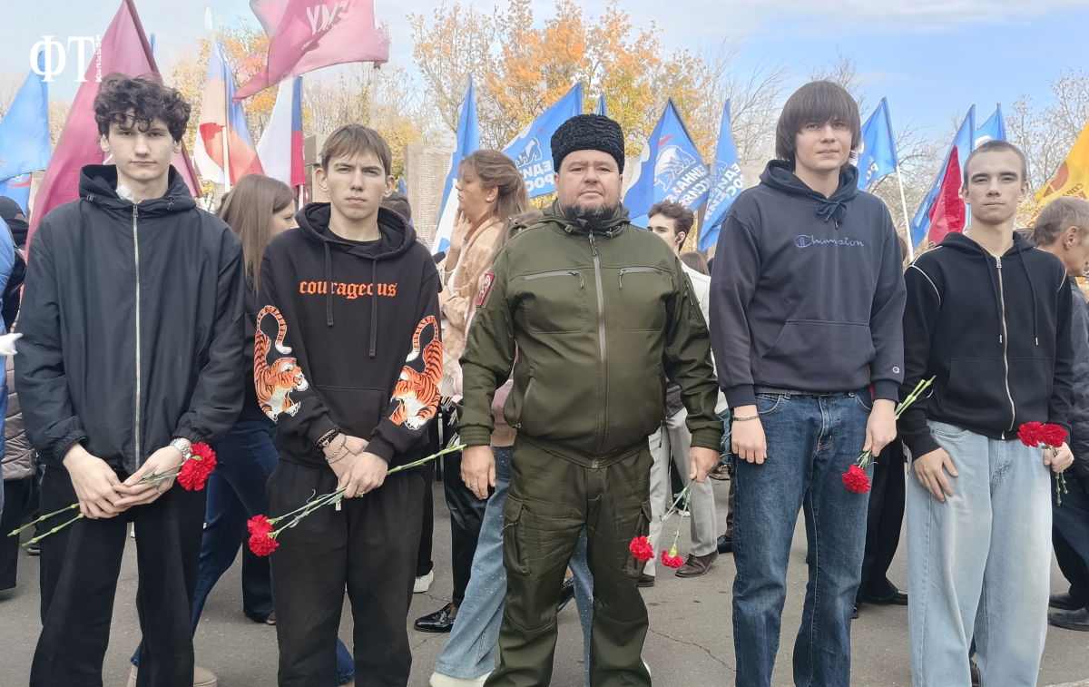 Память, застывшая в граните: в Саратове День белых журавлей объединил сердца в скорби и благодарности Фото 5 Память, застывшая в граните: в Саратове День белых журавлей объединил сердца в скорби и благодарности Фото 5