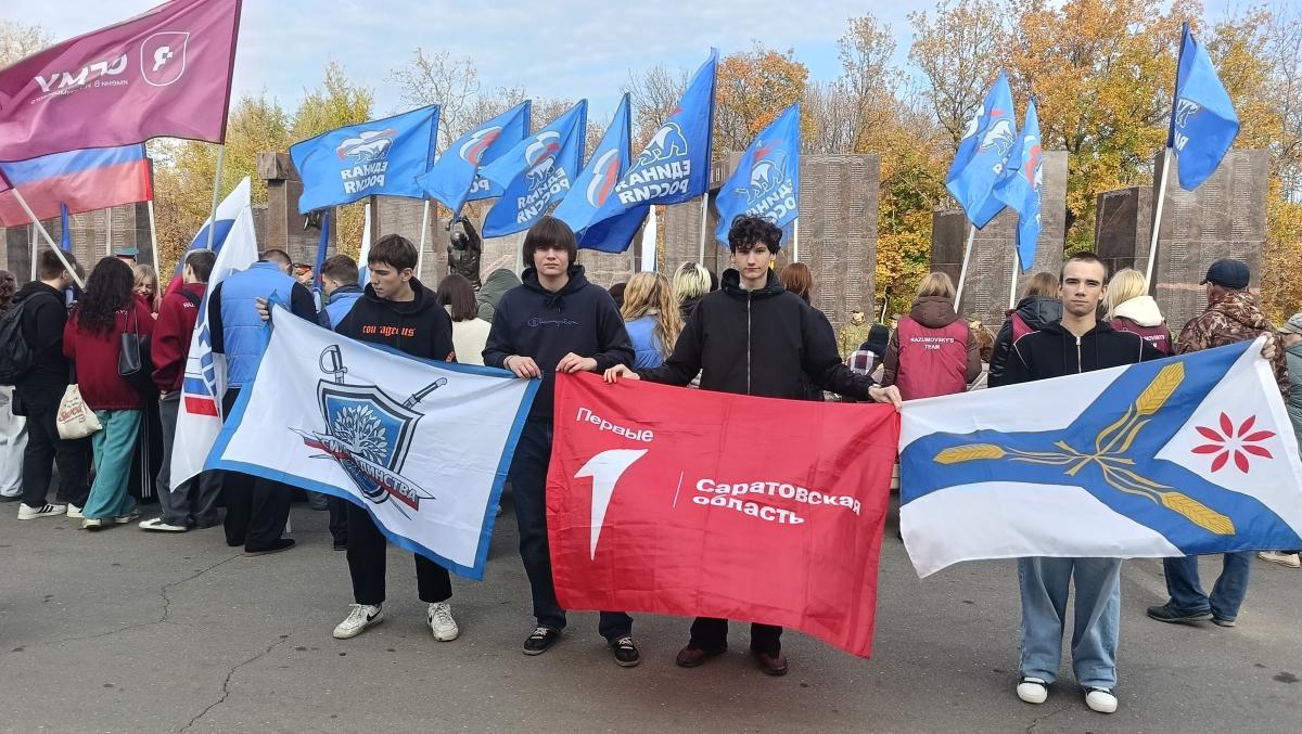 Память, застывшая в граните: в Саратове День белых журавлей объединил сердца в скорби и благодарности Фото 7 Память, застывшая в граните: в Саратове День белых журавлей объединил сердца в скорби и благодарности Фото 7