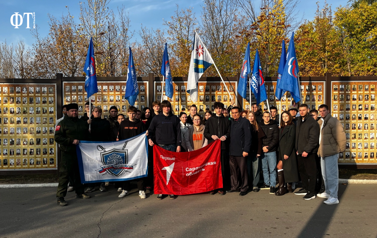 Память, застывшая в граните: в Саратове День белых журавлей объединил сердца в скорби и благодарности