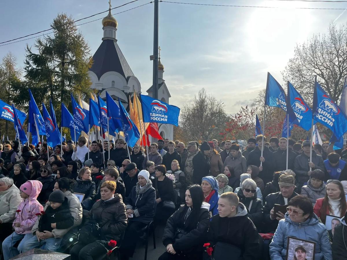 Студенты почтили память героев на мемориале Фото 1 Студенты почтили память героев на мемориале Фото 1