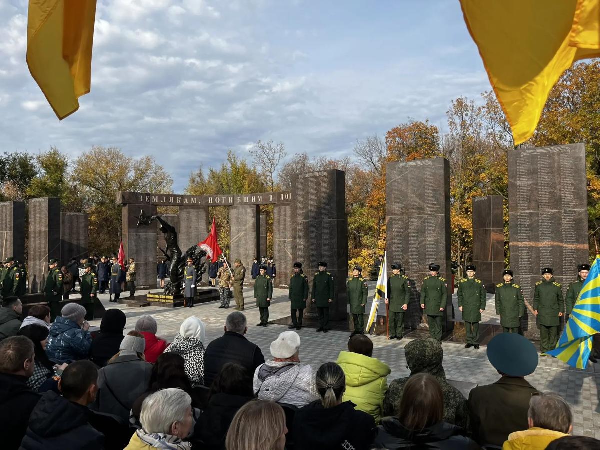 Студенты почтили память героев на мемориале Фото 3 Студенты почтили память героев на мемориале Фото 3