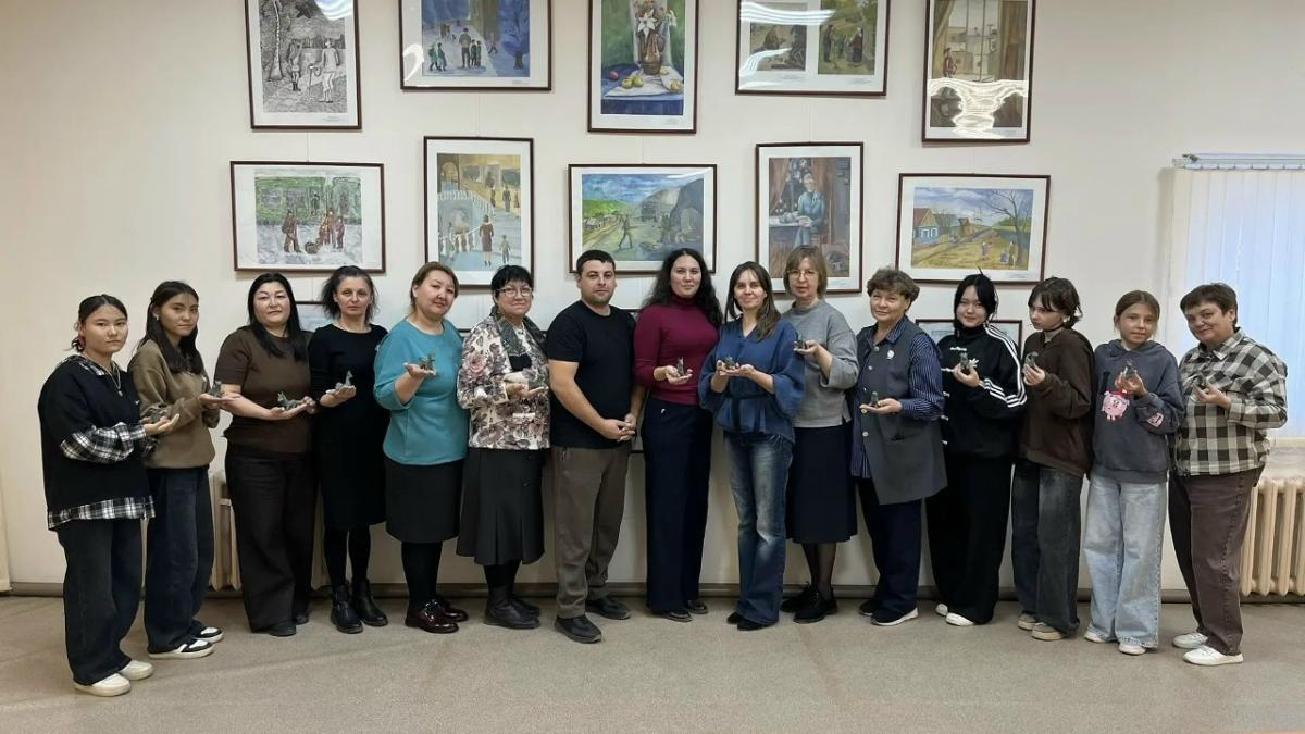 Студенты техникума приняли участие в мастер‑классе по лепке саратовской глиняной игрушки Фото 1 Студенты техникума приняли участие в мастер‑классе по лепке саратовской глиняной игрушки Фото 1