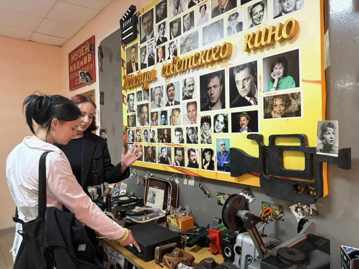 Студенты техникума посмотрели фильм «Рождение империи» в кинотеатре им. К. Маркса Фото 2 Студенты техникума посмотрели фильм «Рождение империи» в кинотеатре им. К. Маркса Фото 2