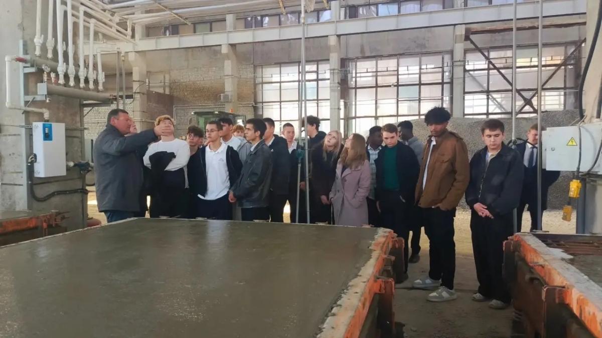 Первокурсники направления подготовки «Строительство» Института инженерии и робототехники Вавиловского университета посетили производственный цех ФГУП «Главное управление специального строительства» Фото 4 Первокурсники направления подготовки «Строительство» Института инженерии и робототехники Вавиловского университета посетили производственный цех ФГУП «Главное управление специального строительства» Фото 4